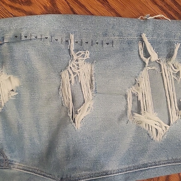 American Eagle NWT Ripped Mom Jeans sz 4 - Picture 5 of 5